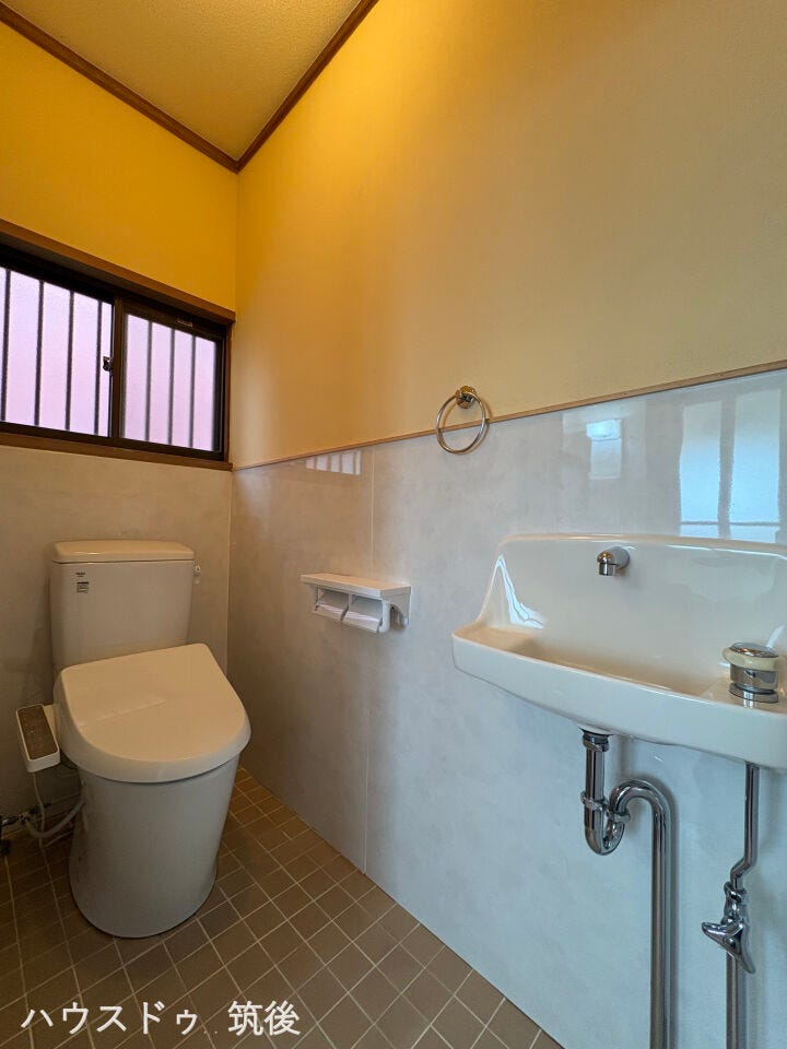 【トイレ&ウォシュレット新品交換済】気持ちよく使える清潔なトイレ空間です。便利な独立型の手洗い器が備え付けられており、ゆとりある広めの設計。窓も付いているため、換気や採光もしっかり確保できます。