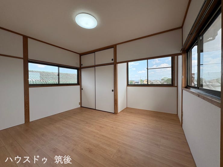 【3面採光で陽当たり・風通し抜群】2階の明るい6帖洋室です。全ての面に窓があるため室内の隅々まで光が届き、心地よい風が通り抜けます。収納(押入)も完備され、お部屋を広く使えます。