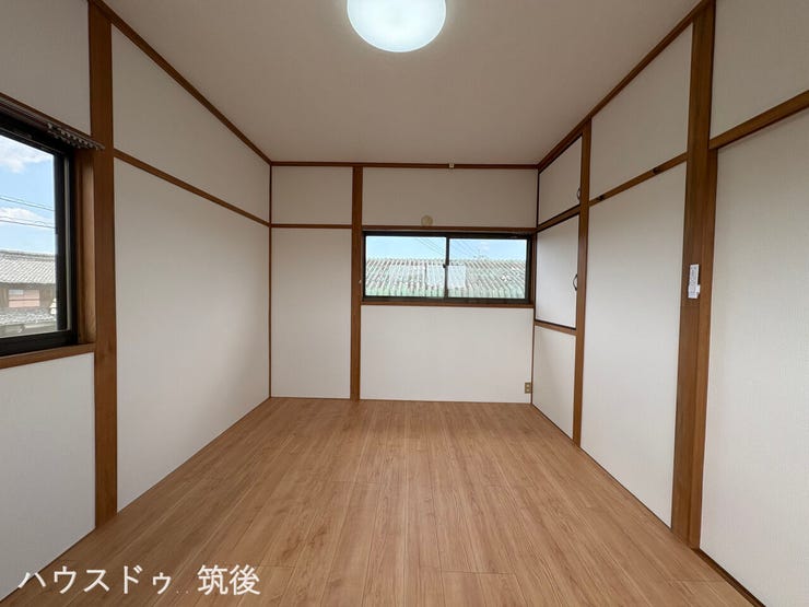 【面採光の明るい6帖洋室】写真に写っていない確度にも窓があり、通風の良さが魅力です。清潔感のある内装に収納も完備。実際の明るさを、ぜひ現地にてお確かめください!