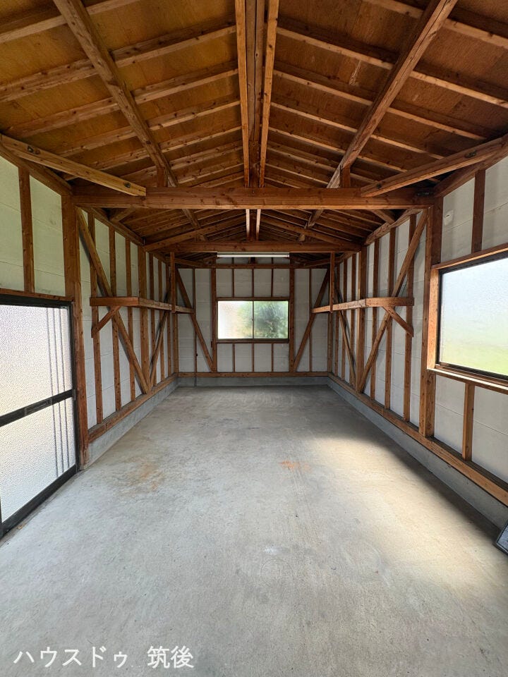 【広さ8.82坪の木造物置】コンクリート土間で天井も高く、まるで作業小屋やガレージのような大空間!タイヤやアウトドア用品の保管はもちろん、DIYの作業場や趣味のスペースとしても大活躍します。