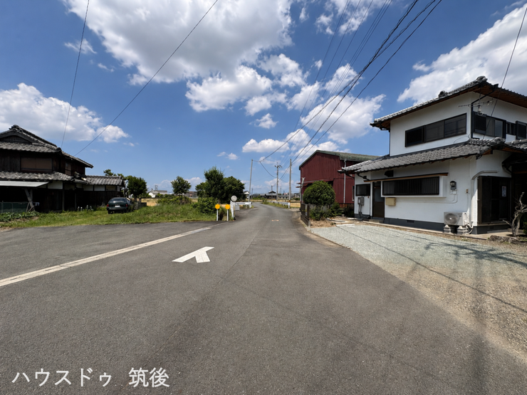 【見通し良好な平坦道路】ゆとりある道路幅が確保された、見通しの良い平坦な前面道路です。お車の出し入れや、現地へのアプローチもスムーズ。実際の道路環境や周辺の開放感を、ぜひ現地でご確認ください!