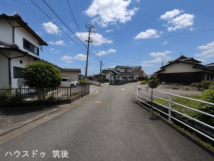 【高低差のない平坦な前面道路】別角度からの現地周辺写真です。見通しの良い直線道路となっており、現地へのアクセスも分かりやすい立地です。周辺ののどかな環境も含め、ぜひ現地でご確認ください。