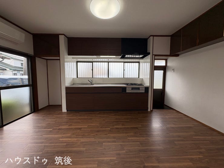 【システムキッチン新設!】ピカピカの新しいキッチンで気持ちよくお料理が楽しめます。8.75帖のLDKは、落ち着いた色合いの床と使い勝手の良い間取りが魅力。お好みの家具を置いて快適に過ごせます。
