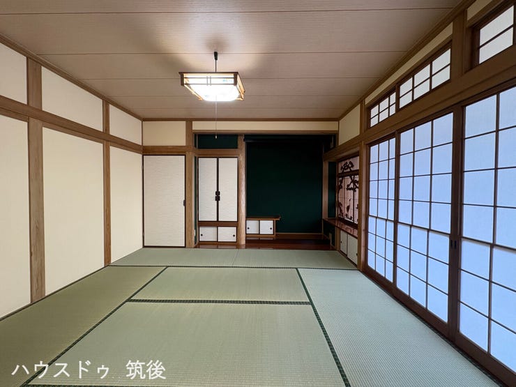 【明るい広縁に面した8帖和室】大きな障子から優しい光が差し込む開放的な和室です。畳や壁がリフォーム済みで清潔感があり、客間としてはもちろん、小さなお子様の遊び場や寝室としても多用途に活躍します。
