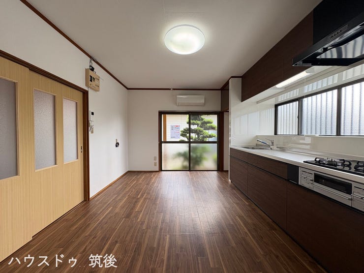 【ワイドな新設システムキッチン】お料理や片付けがスムーズに捗る広々とした作業スペースが魅力です。窓からの明るい光を感じながら、ご家族で並んで調理を楽しめるゆとりあるキッチンスペースです。