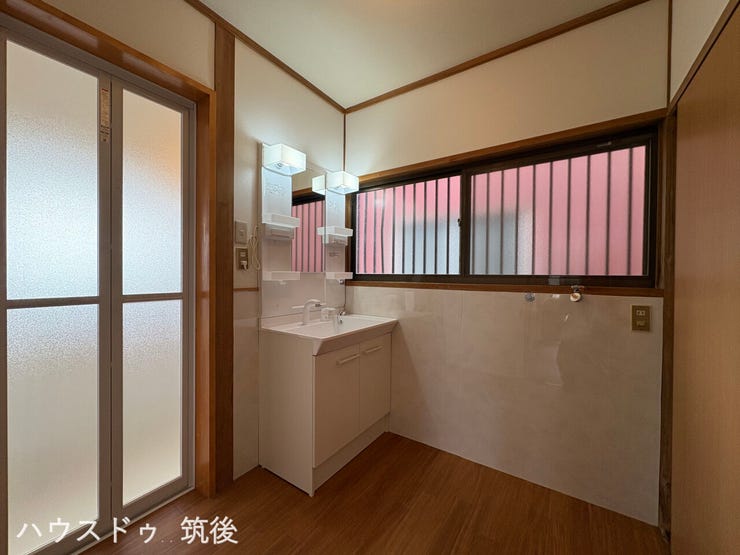 【洗面化粧台を新品に交換済!】気持ちよくお使いいただける洗面脱衣所です。ハウスクリーニングも施され清潔感たっぷり。大きな窓から自然光が入り、朝の身支度や毎日の洗濯ワークも明るい気分で行えます。