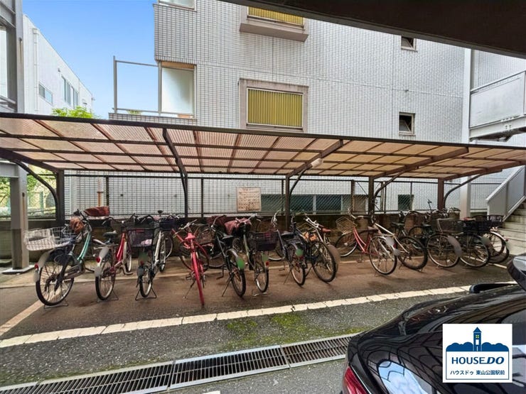 駐輪場は屋根付きです。
