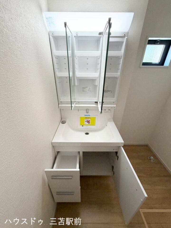 使いやすい三面鏡タイプの洗面台。収納も充実☆