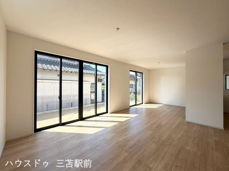 大きな2面の掃き出し窓がたっぷりと光を取り込んでくれます。南向きで陽当たり良好です!