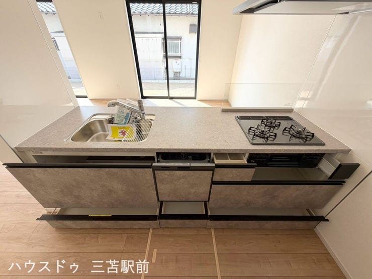 スライド式の引き出しが豊富で収納場所にも困りません。