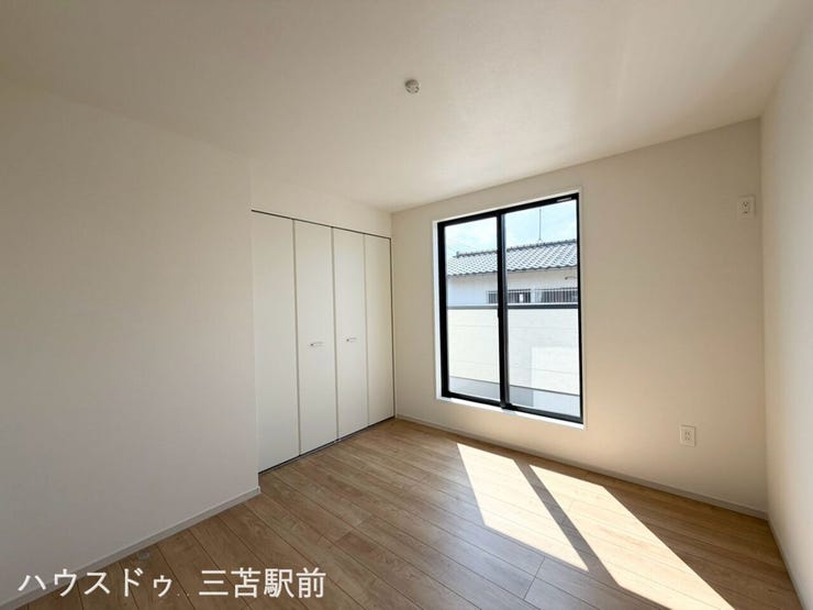 5.5帖洋室。バルコニーへとアクセスができます!