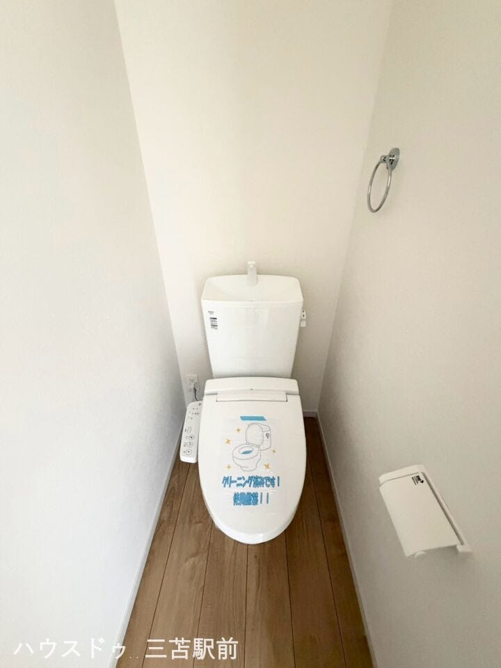 2階トイレにも温水洗浄便座機能ついています。