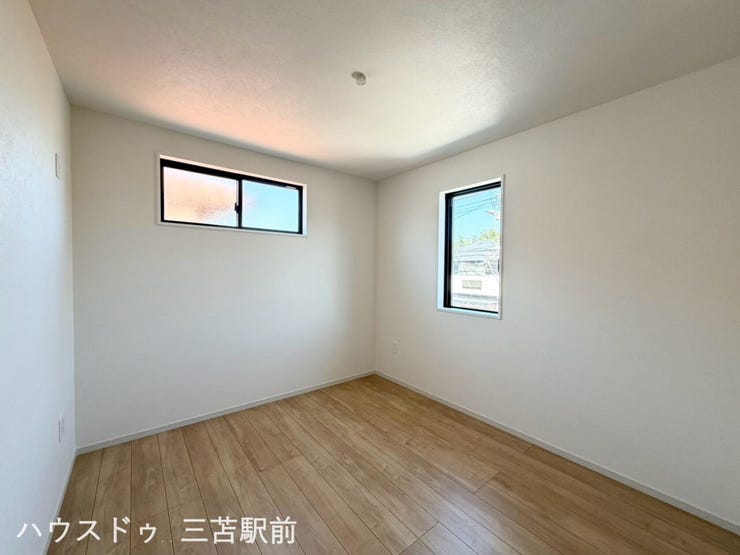 4.8帖の洋室。コンパクトで書斎や趣味部屋としても活用できそうです♪