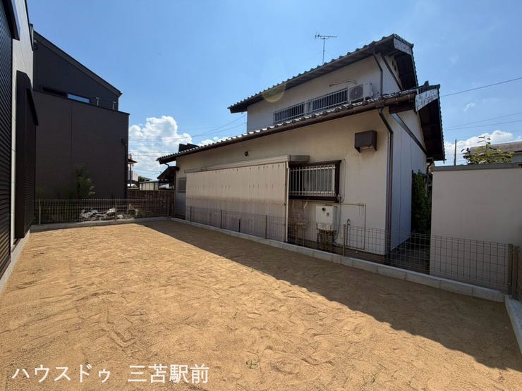 南向きのお庭は広く、お子様が遊んだり、ガーデニングなどがきる十分な広さがあります!