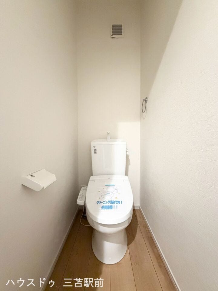 温水洗浄便座付きのトイレ。