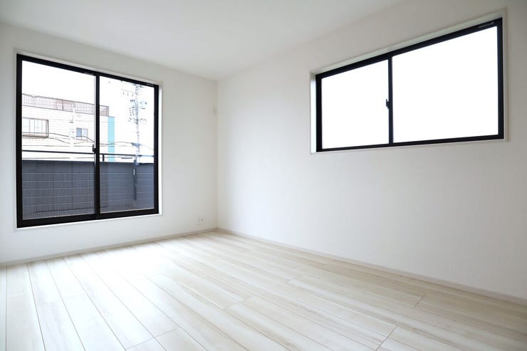 洋室 同仕様
2面採光のお部屋は明るく風通しも良いです!