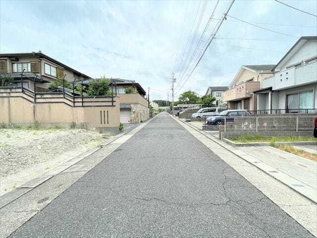 幅員約6mの前面道路です。道路幅にゆとりがあるので、車種を選びません。大きめの車を乗りたい方にもオススメです。