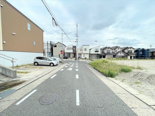 幅員約6mの前面道路です。道路幅にゆとりがあるので、車種を選びません。大きめの車を乗りたい方にもオススメです。