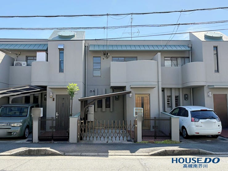 【外観】
前面道路側から見ますと2階建、しかし、実は3階建の建物になります。
駐車場もございます。