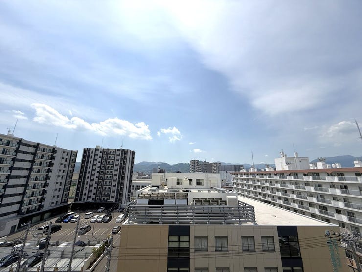 ■7階からの眺望■
7階部分ならではのひらけた眺望が魅力。圧倒的な開放感と豊かな陽光をしっかりと享受できます。周囲からの視線も気になりにくく、のびのびとした暮らしを叶えます。