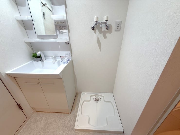 ■洗濯パン■
洗濯機の下に設置された洗濯パンは、万が一の水漏れをキャッチしてくれる、住まいの“お守り”のような存在。床や階下への水の浸透を防ぎ、水害リスクをグッと低減してくれます。