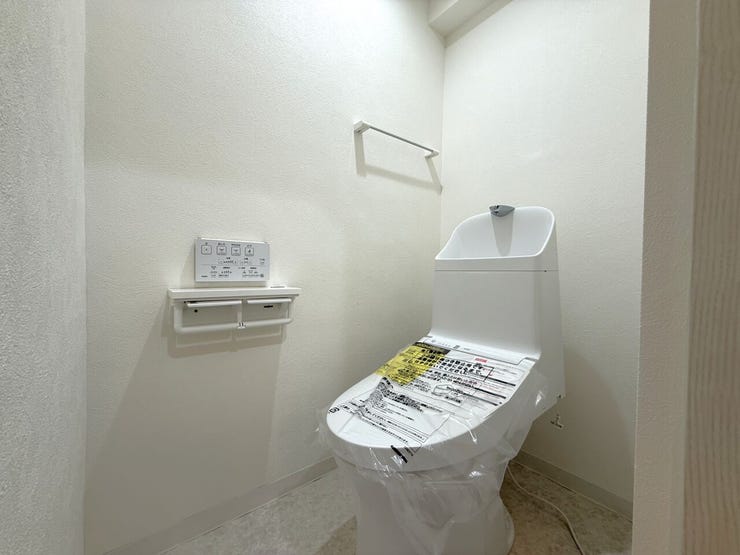 ■温水洗浄便座付きトイレ■
トイレは白を基調とした内装で、清潔感のある印象。シンプルな配色のため圧迫感が少なく、落ち着いて使いやすい空間に整えられています。日常使いに配慮されたトイレです。