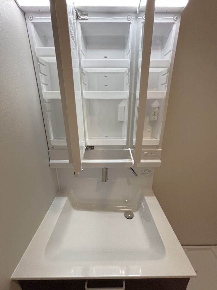 水栓やレバーが壁付けのため、水がたまりにくく衛生的◎鏡裏に歯ブラシや小物が片づけられます( ^)o(^ )