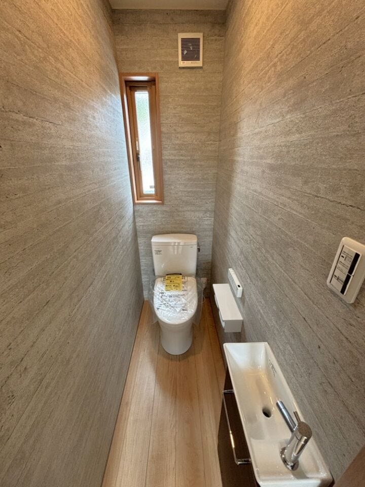 トイレに手洗い器があるので衛生的で使いやすい!リビングと同じ木目調の床で統一感も◎