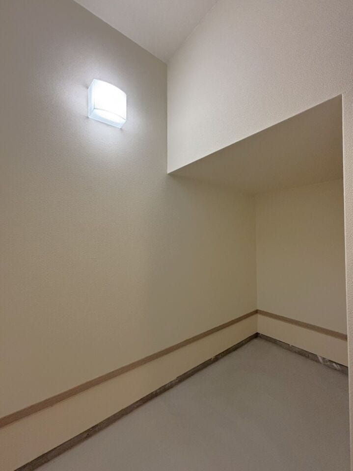 シューズクロークの奥には、階段下のスペースを有効活用した土間スペースを確保。靴だけでなく、アウトドア用品や荷物の収納にも便利ですね!(^^)!