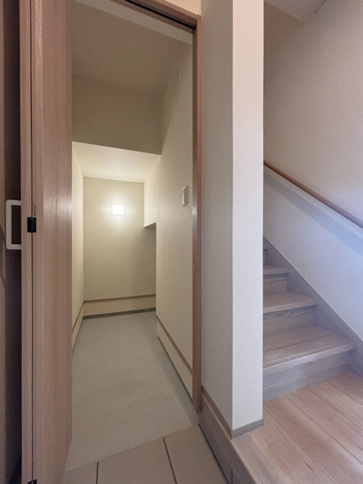 階段下のスペースを有効活用!除雪用具やアウトドアアイテムの収納ができます!