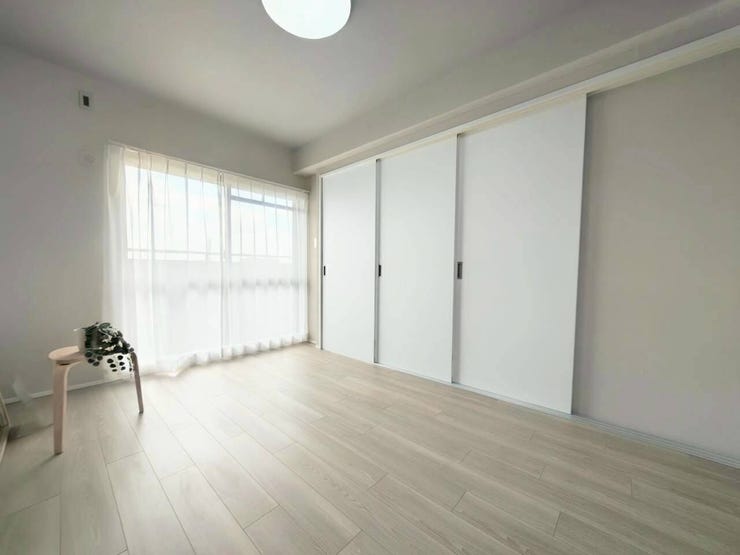 間取左下の洋室です
ベランダに続く扉もあり明るい室内です。