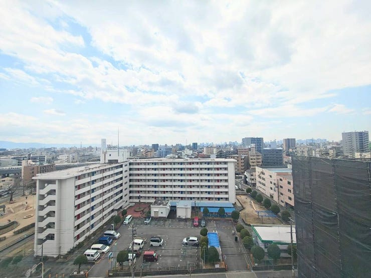 ベランダからの展望です。
遠くまで見渡せる高階層ならではの展望です!!