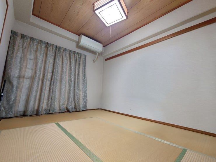 木目調の天井と畳の温かみが調和した和室です。落ち着いた照明が室内を穏やかに照らし、一日の疲れを癒す寝室や、座卓を置いてゆったりとくつろぐ休憩スペースとして、心地よく過ごせる空間となっています。