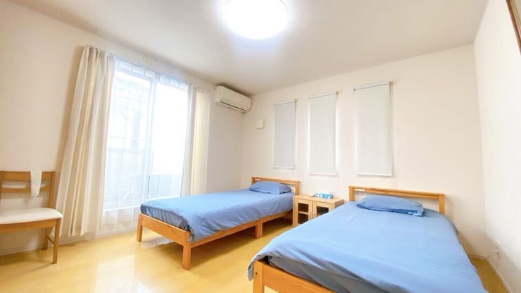 窓から日が差す明るいお部屋です。