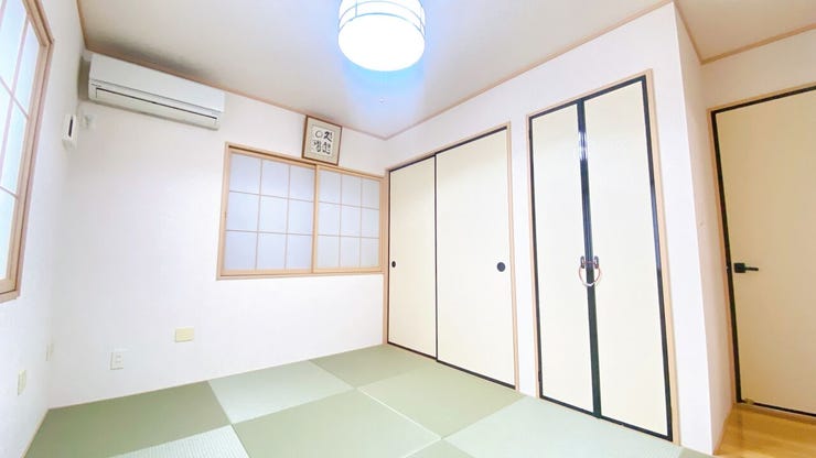 リビング横の和室スペースは休憩したり、お子様の安全な遊びスペースとしても使えます◎