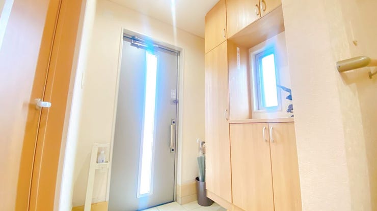 スリット窓付きドアで明るい玄関です×シューズBOXがあり玄関がすっきり片付きます◎