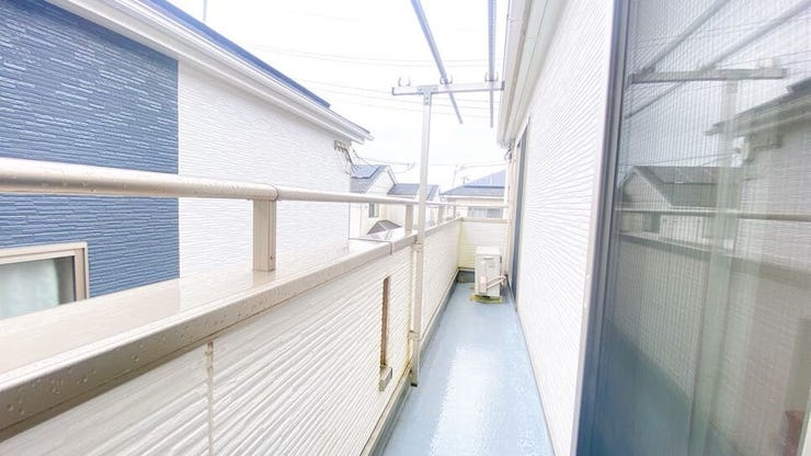 お天気の良い日はお布団も干すことができるワイドバルコニーです♪
