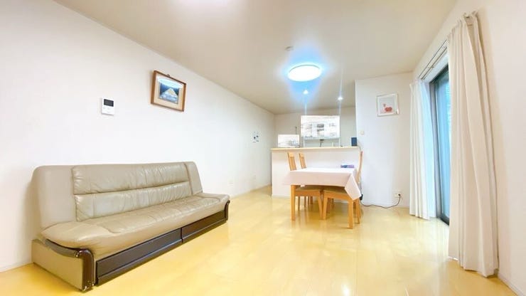 優しい色合いの室内です。
統一感があり、空間がより広く感じられます。