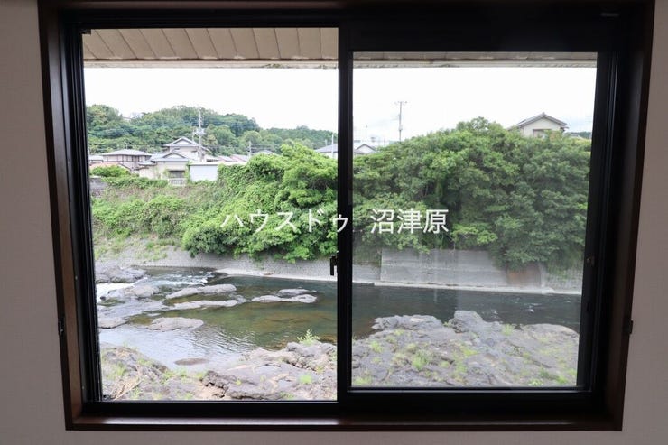 窓からは川のせせらぎが心地よく癒します
