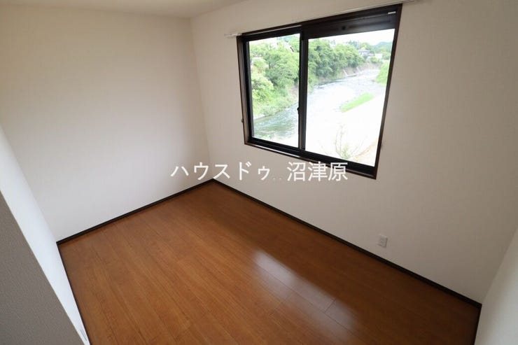 窓からは川の流れが見えますよ