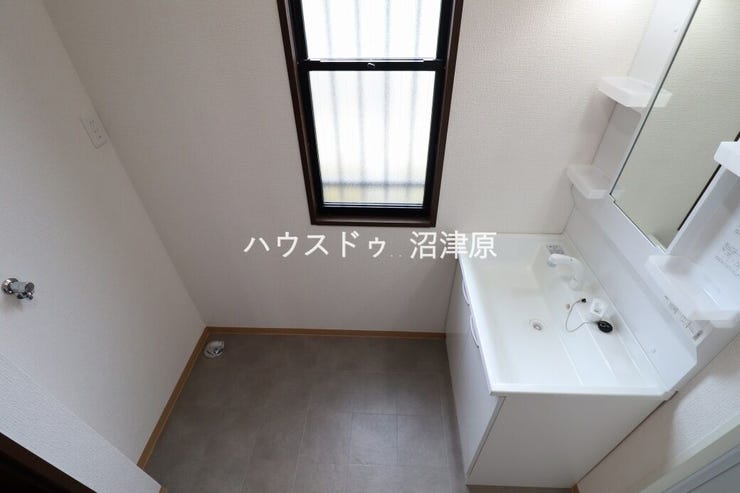 洗濯機置場と新品の洗面台