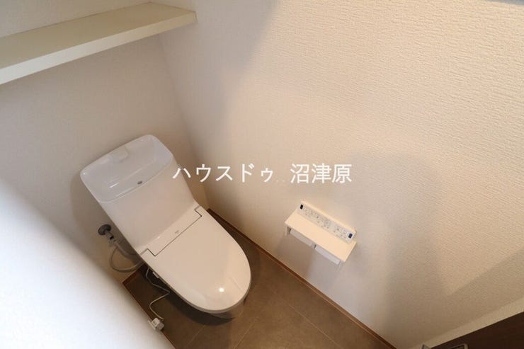 新品のトイレ、温水洗浄付き