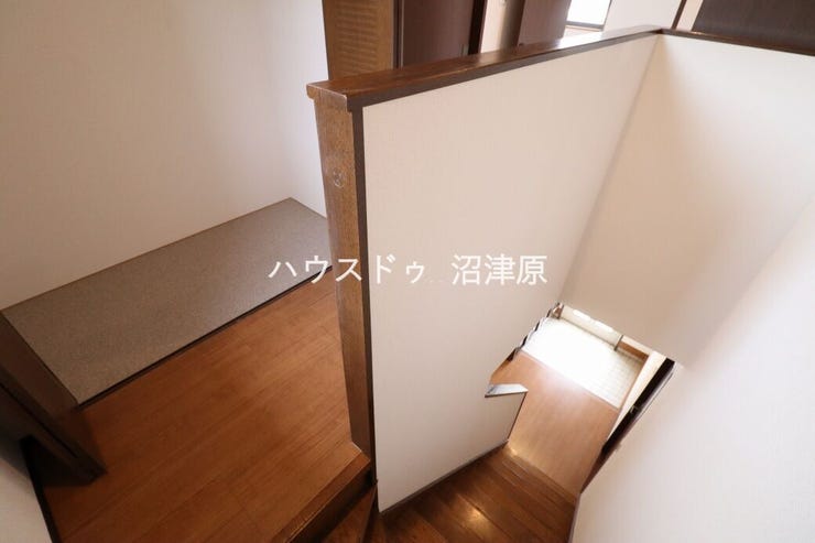 2F階段前に収納あります