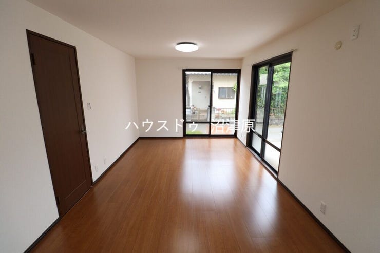 南側の窓から明るい日差しが差し込みます