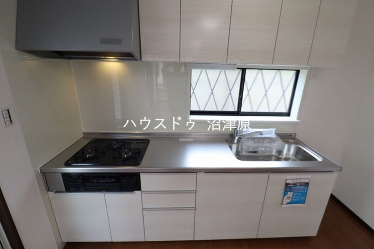 キッチンは未使用のシステムキッチンです
