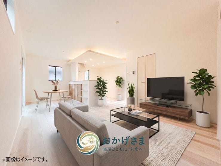 【リビング】
【リビングダイニング】
※画像は家具設置イメージです。
白を基調とした明るく開放的なLDK。木目調の家具やグリーンが映える、家族で心地よく寛げる空間です。