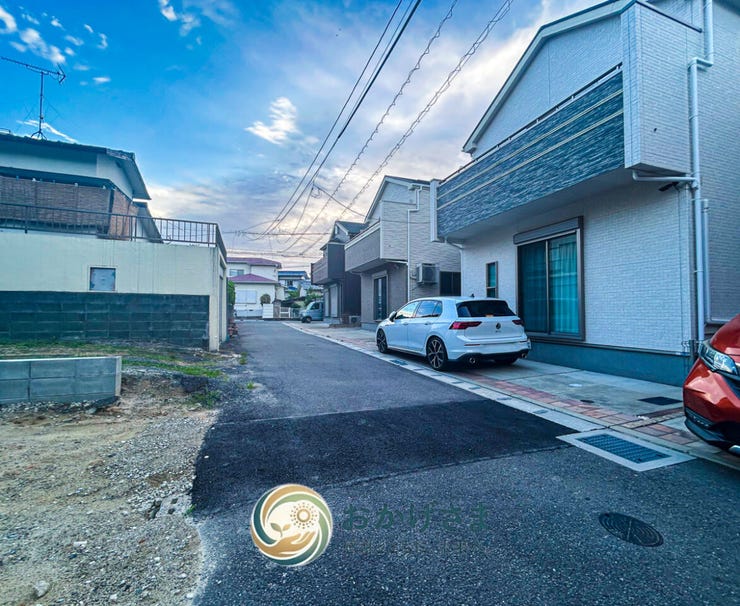【前面道路】
落ち着いた住宅街に位置する前面道路。車の出し入れもしやすく、安心して暮らせる周辺環境です。