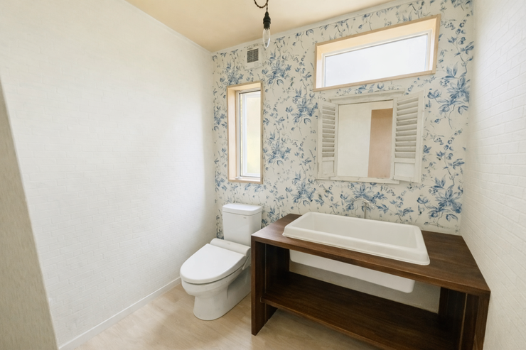 1階のトイレ内に洗面台を設けることで、衛生的で使い勝手の良い空間になっています。※AI加工を施しています。