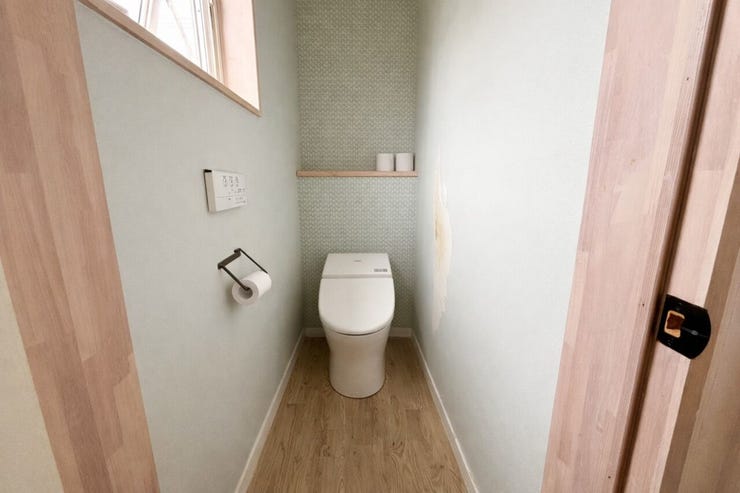 ナチュラルな色味で仕上げた、やさしい雰囲気。
小窓から光が入り、落ち着きのあるトイレ空間♪※AI加工を施しています。