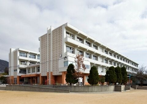 箕面市立西小学校まで、徒歩4分(270m)の通学のしやすさです。新しく進学された際も安心して通える環境です。